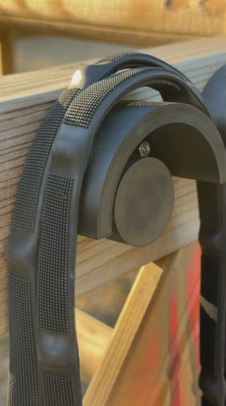 Charger la vidéo : TdeT - Rênes caoutchouc micro picots à arrêtoirs noir