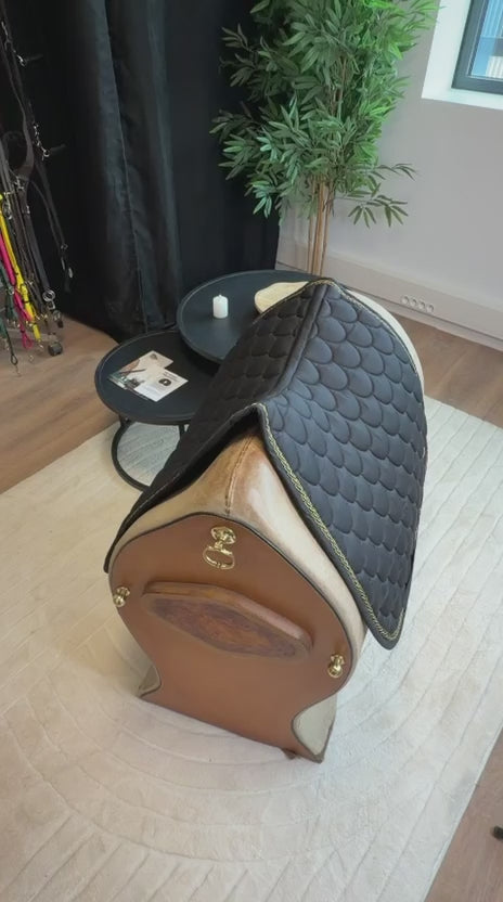 Load video: TdeT - Tapis de selle Dressage noir Diane