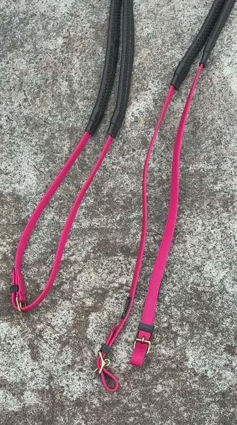 Load video: TdeT - Rênes Biotack et caoutchouc gros picots Fuchsia